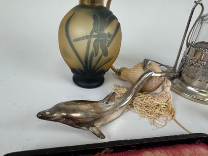 Lot d'objets de vitrine dont :
- un pulvérisateur...