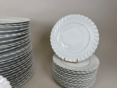 HAVILAND.
Partie de service de table en porcelaine...