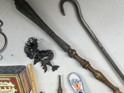 Important lot of display items including...