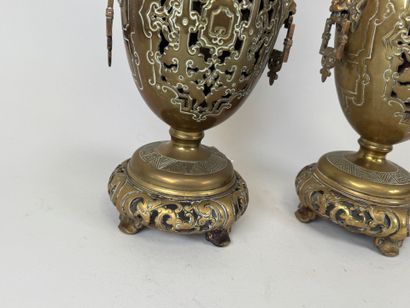 Paire de lampes à pétrole en bronze ajouré...