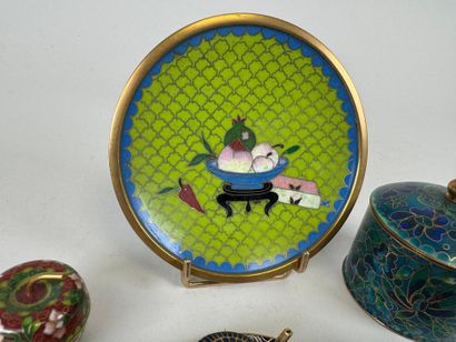 Collection de petits objets en laiton cloisonné...