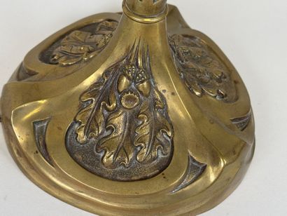 Lampe en bronze doré et ciselé à décor feuillagé,...