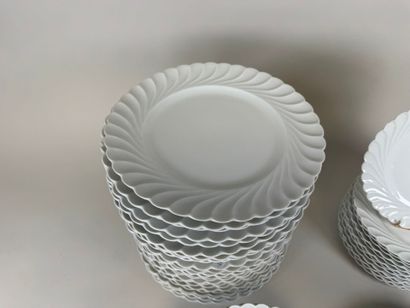HAVILAND.
Partie de service de table en porcelaine...