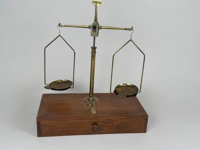 Balance de bijoutier ou trébuchet en bois...