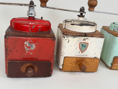PEUGEOT Frères.
Trois moulins en bois et...
