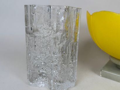 Lot comprenant :
- un vase en verre de forme...