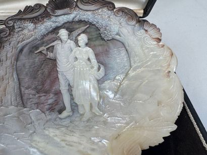 Souvenir de voyage figurant une nacre finement...