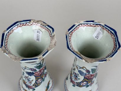 GIEN.
Paire de petits vases en faïence polychrome...