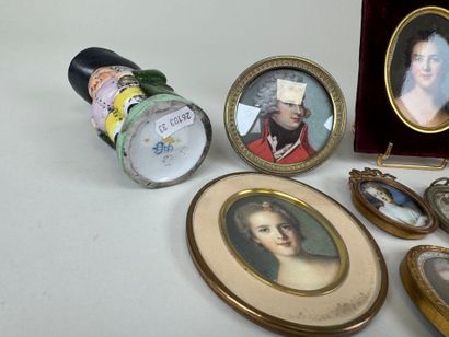Collection de 11 encadrements ou porte-photos...