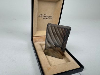 S.T. DUPONT in Paris.
Silver-plated lighter...