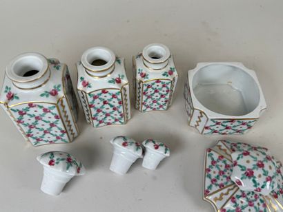 Nécessaire de toilette en porcelaine polychrome...