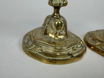 Paire de petits flambeaux en bronze doré...