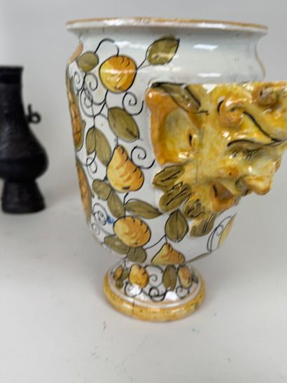 ASIE, XXe.
Vase bouteille en céramique bleue...