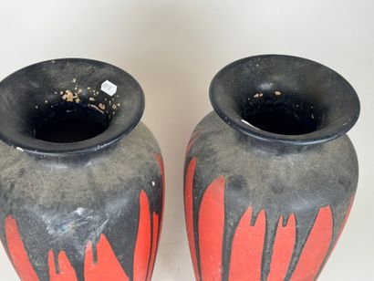Grande paire de vases en céramique sur fond...