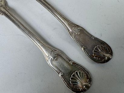 Couvert en argent à décor de coquille, le...