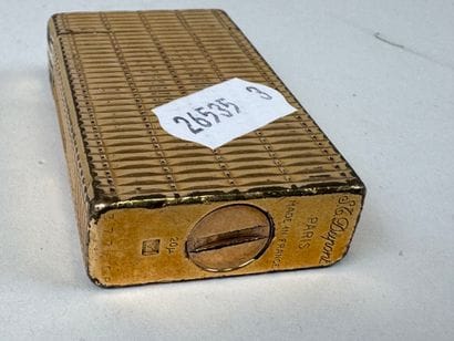 S.T. DUPONT à Paris.
Briquet de poche en...
