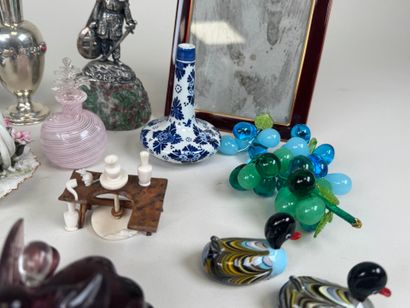 Important lot d'objets de vitrine en verre,...