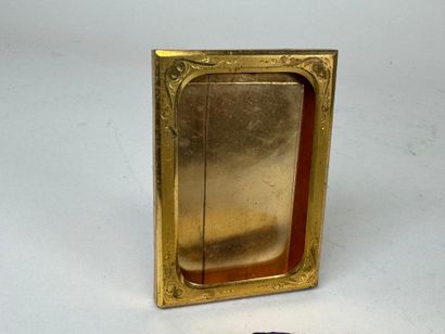 Lot including :
- a gilded metal picture...