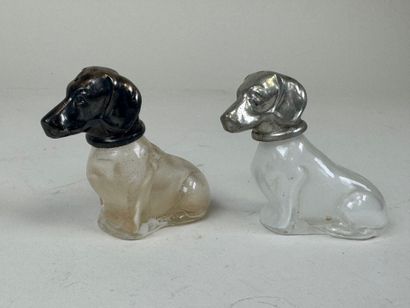 Paire de salières en forme de chien en verre...