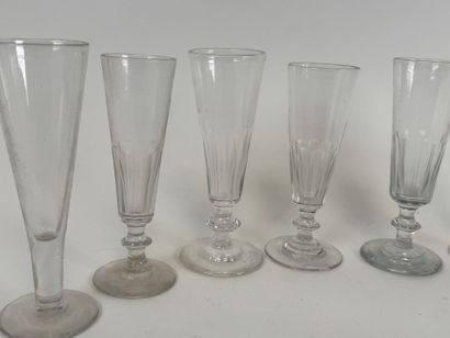 Neuf flûtes à champagne en verre et cristal.
H....