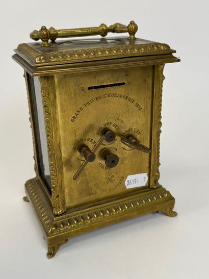 Pendule de voyage en bronze et laiton, le...