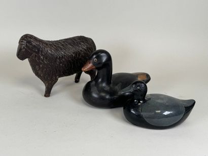 Deux sujets en céramique polychrome figurant...