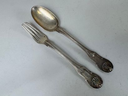 Couvert en argent à décor de coquille, le...