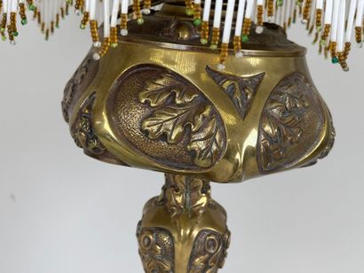 Lampe en bronze doré et ciselé à décor feuillagé,...