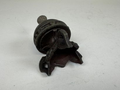 Small table bell in patinated metal.
H. 12...