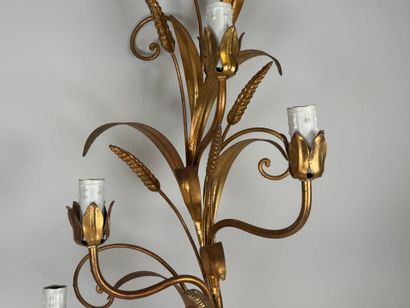 Grande applique en métal doré à cinq lumières...