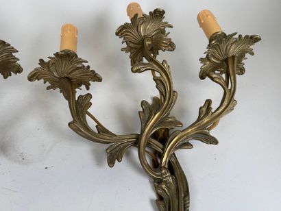 Paire d'appliques en bronze patiné à trois...