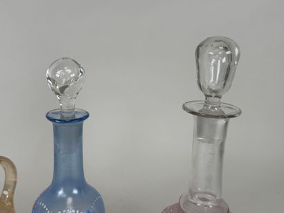 Cinq carafons ou carafes en verre à décor...