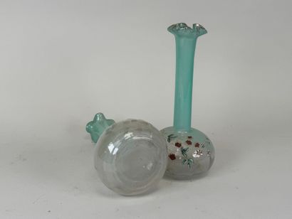 Paire de vases en verre partiellement coloré...