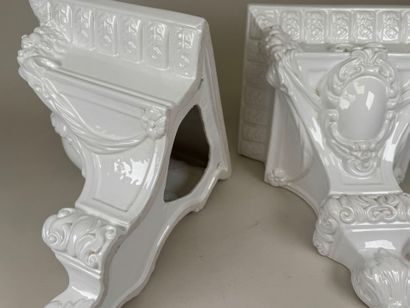 Paire de consoles en céramique blanche à...