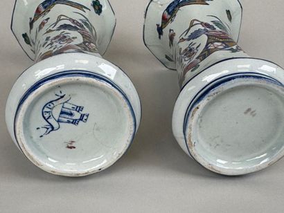 GIEN.
Paire de petits vases en faïence polychrome...