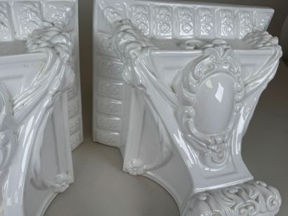 Paire de consoles en céramique blanche à...