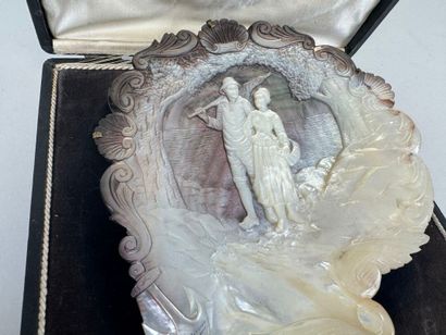 Souvenir de voyage figurant une nacre finement...