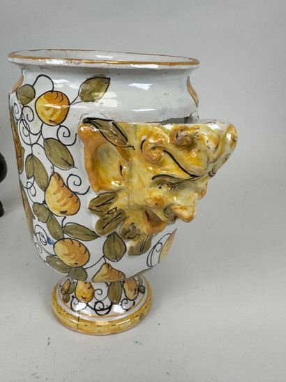 ASIE, XXe.
Vase bouteille en céramique bleue...