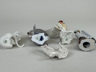 Cinq petits sujets en porcelaine polychrome...
