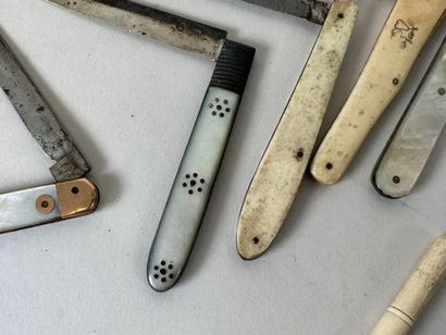 Cinq petits couteaux de poche en nacre ou...