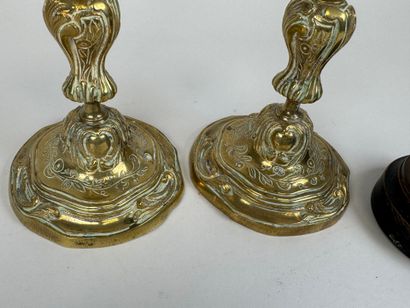 Paire de petits flambeaux en bronze doré...