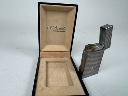 S.T. DUPONT in Paris.
Silver-plated lighter...