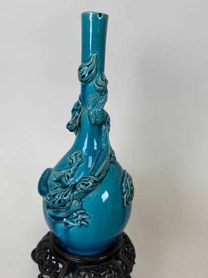 ASIE, XXe.
Vase bouteille en céramique bleue...