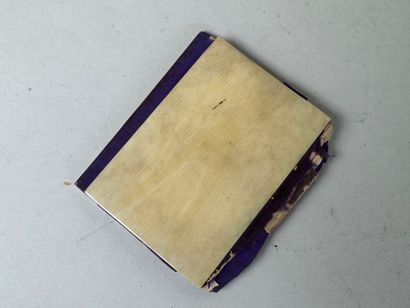 Lot including :
- a gilded metal picture...