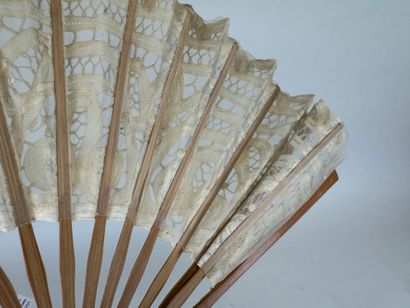 Éventail à 14 brins en bambou et macramé.
L....
