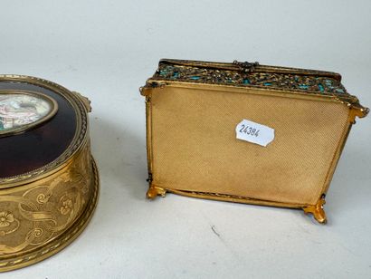 Lot de deux bonbonnières en métal doré ou...