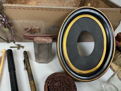 Important lot of display items including...