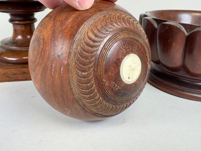 Grande coupe sur piédouche en bois tourné.
H....