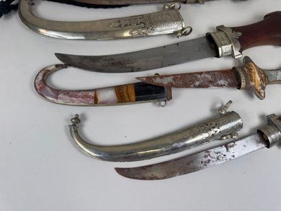 Afrique du Nord, XXe.
Cinq poignards en bois,...