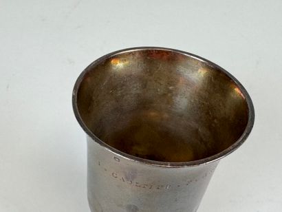 Timbale sur piédouche en argent, marquée...